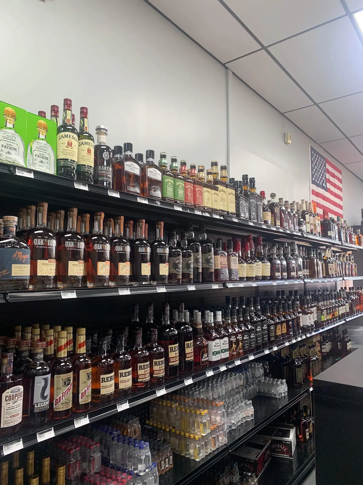 Photo of the storefront of PPR LIQUOR, a top vape shop in Georgetown