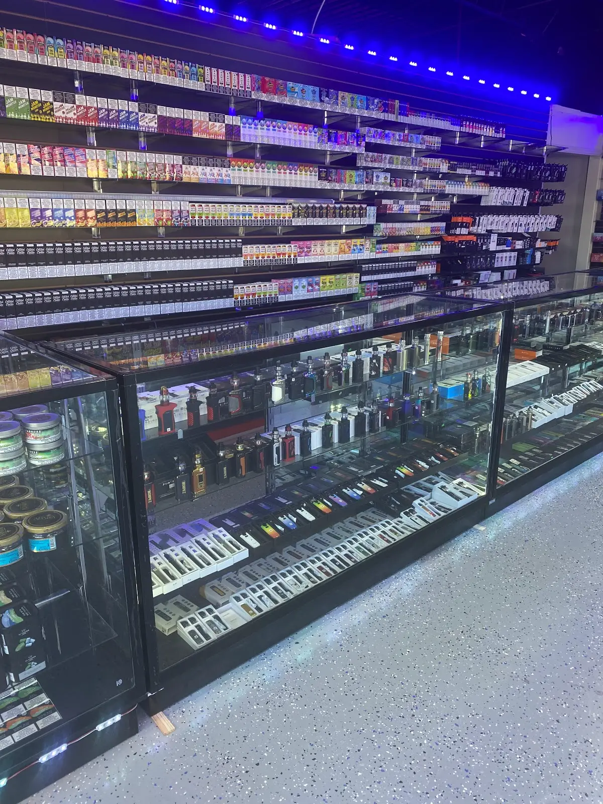 Photo of the storefront of Kings Vape & Tobacco, a top vape shop in Lexington