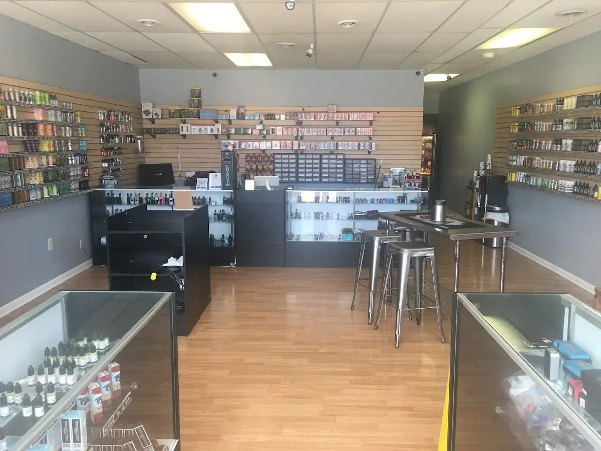 Photo of the storefront of Rich City Vapors, a top vape shop in Richmond